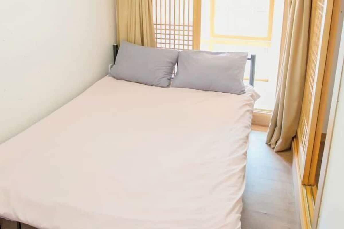 Desk, laptop workspace, soundproofing, free WiFi