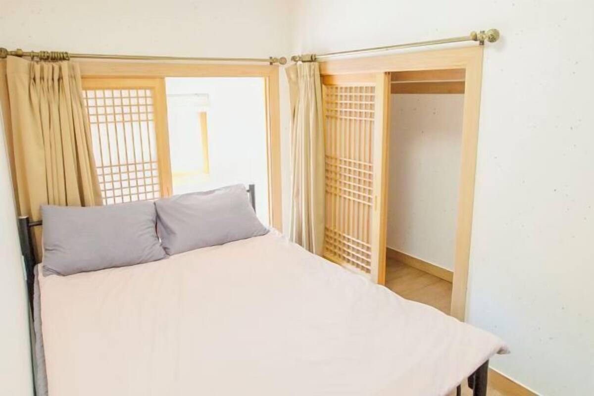 Desk, laptop workspace, soundproofing, free WiFi