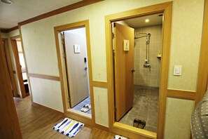 Shower, designer toiletries, hair dryer, slippers - Cocoa Guesthouse (Seoul)
