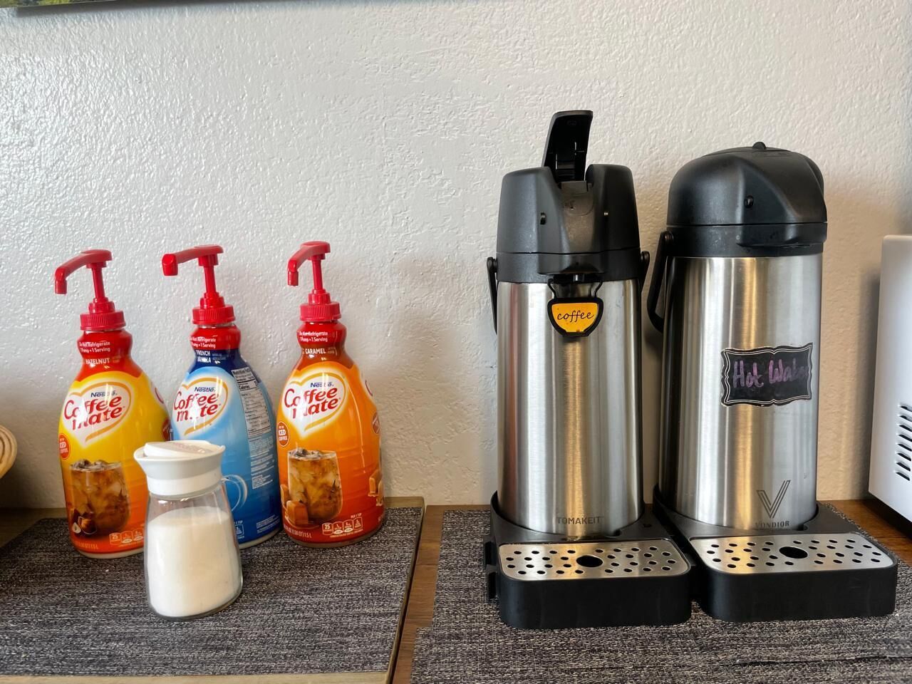 Un espace dédié au café, équipé de trois distributeurs et d’un pichet à lait.