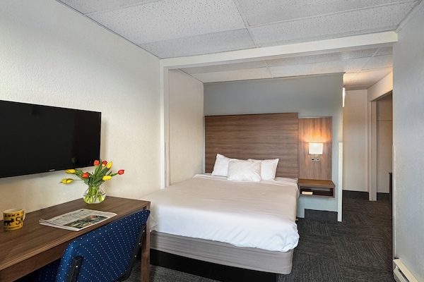 Comfort Room, 1 Queen Bed | Desk, blackout drapes, free WiFi, bed sheets