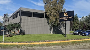 Un edificio moderno con un'insegna per Golden North Inn.