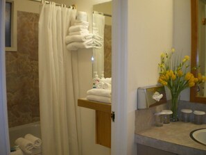 Queen Room with Garden View | Bathroom | Combined shower/tub, free toiletries, hair dryer, towels