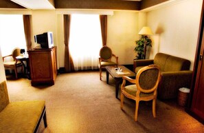 Junior-Suite, Raucher | Wohnbereich | Flachbildfernseher