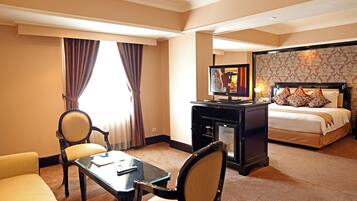 Junior Suite, Smoking | 1 bedroom, premium bedding, memory-foam beds, minibar