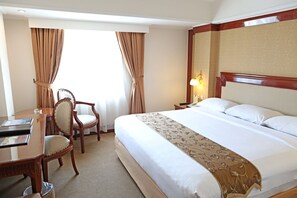 Executive-Zimmer, Raucher | Hochwertige Bettwaren, Betten mit Memory-Foam-Matratzen, Minibar