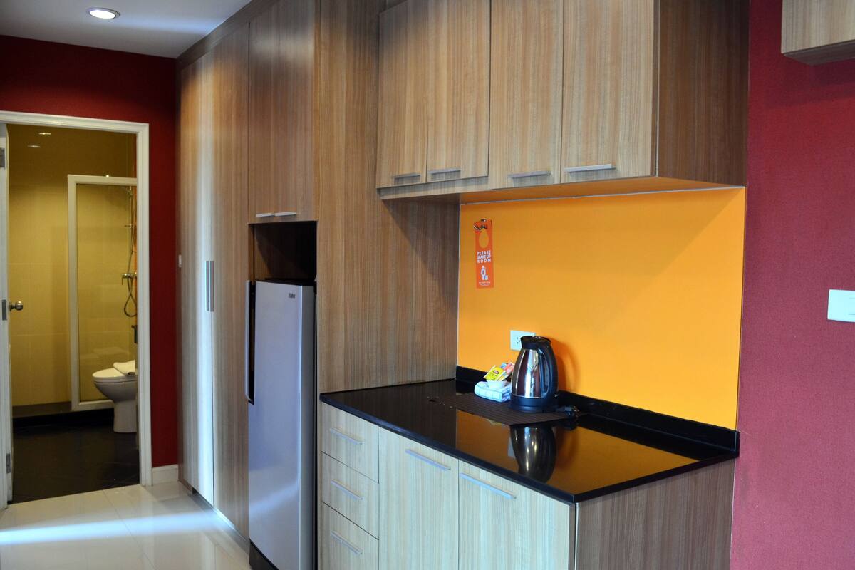 1 Bedroom | Private kitchen | Coffee/tea maker, fridge