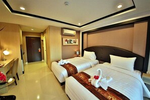 ミニバー、セーフティボックス (室内)、デスク、可動式ベッド