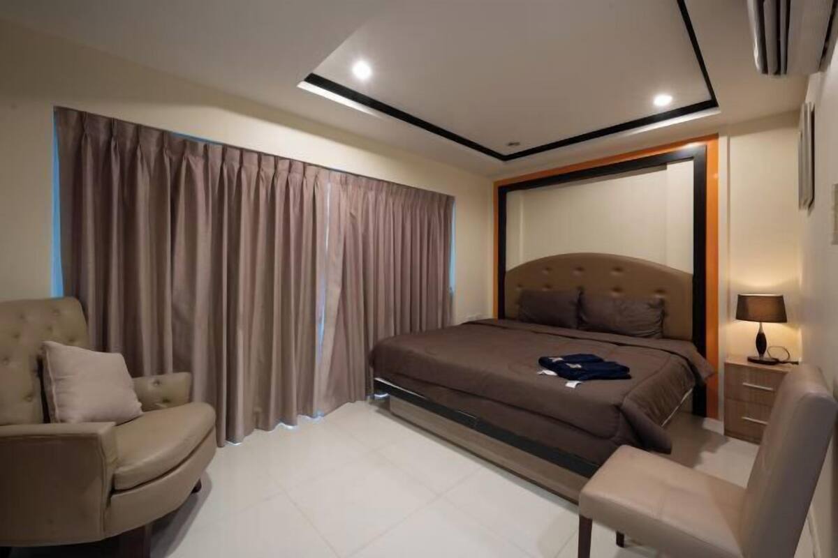 Minibar, in-room safe, desk, rollaway beds