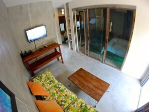 أغطية فراش متميزة وأسرّة بطبقة علوية مريحة وخزنة داخل الغرفة