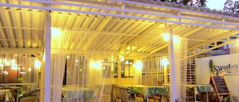Bagian depan properti - sore/malam