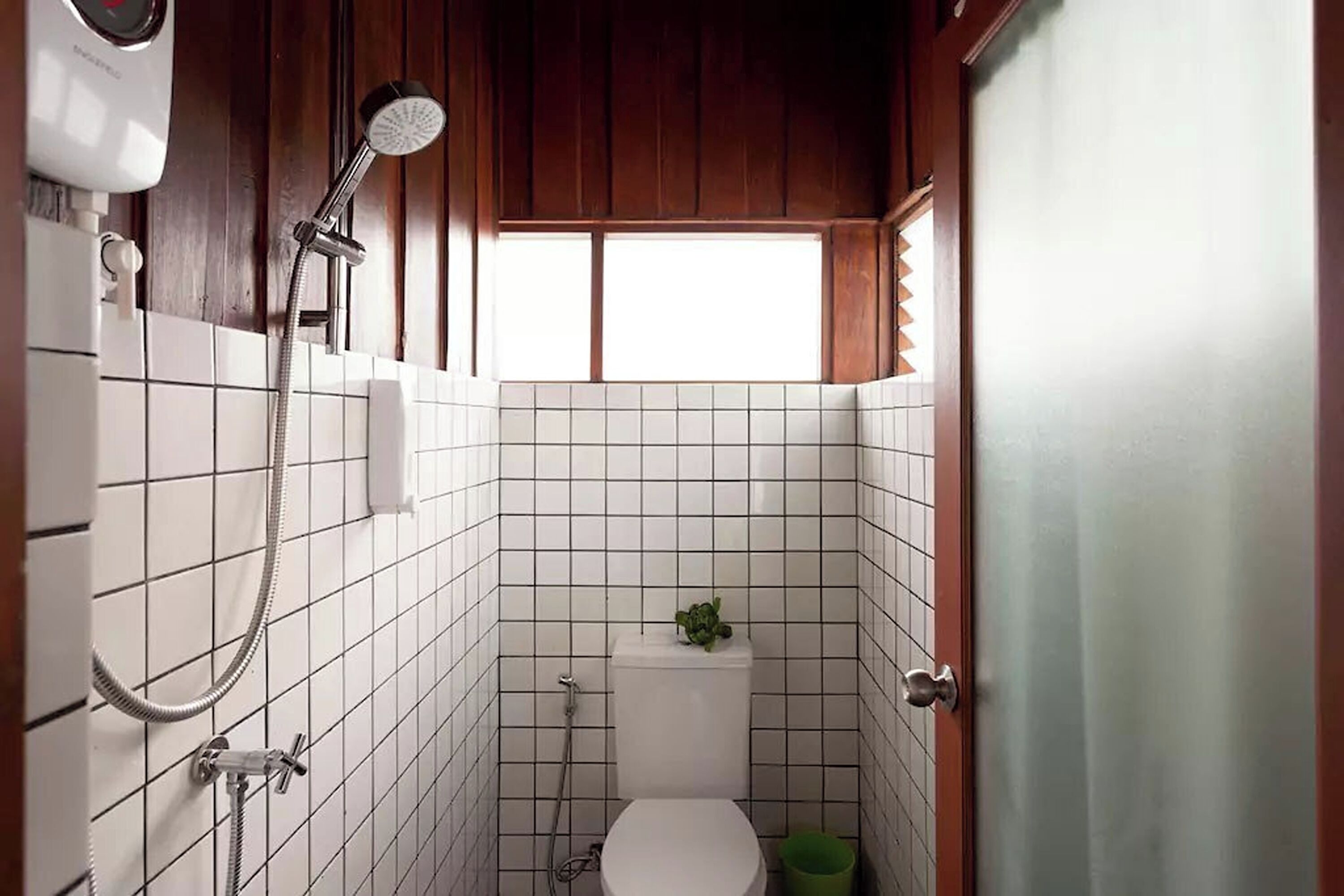 Shower, rainfall showerhead, free toiletries, hair dryer