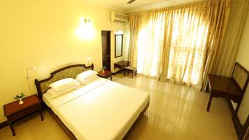 Minibar, in-room safe, desk, iron/ironing board