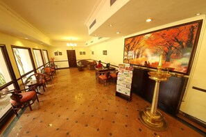 Cocktail bar - ATS Willingdon Hotel (Kochi)
