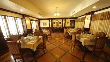 Breakfast, lunch, dinner served; international cuisine