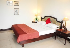 Minibar, in-room safe, desk, iron/ironing board - ATS Willingdon Hotel (Kochi)
