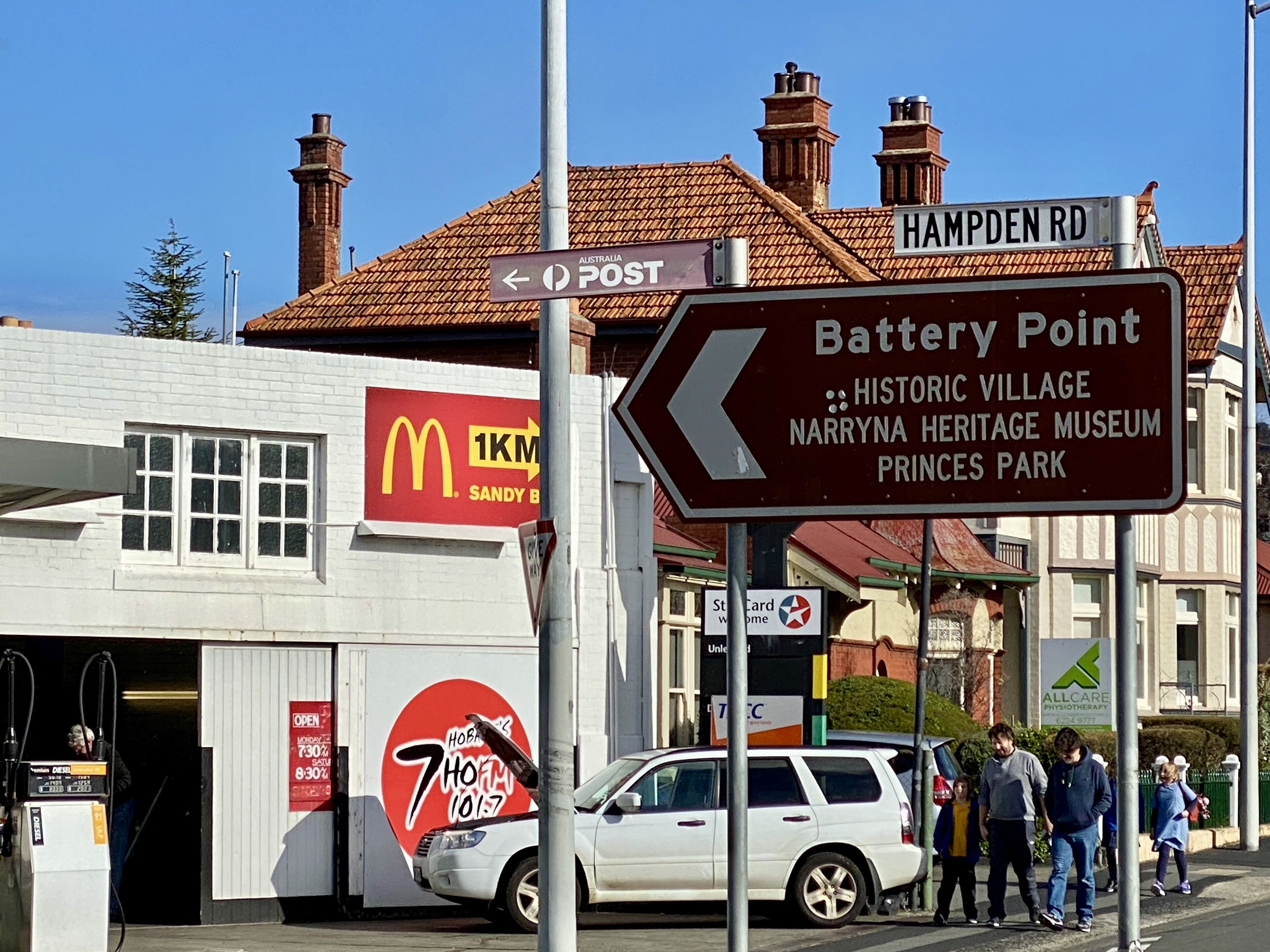 Ein Straßenschild mit Hinweisen zu Battery Point, Historic Village, dem Narryna Heritage Museum und dem Princes Park.