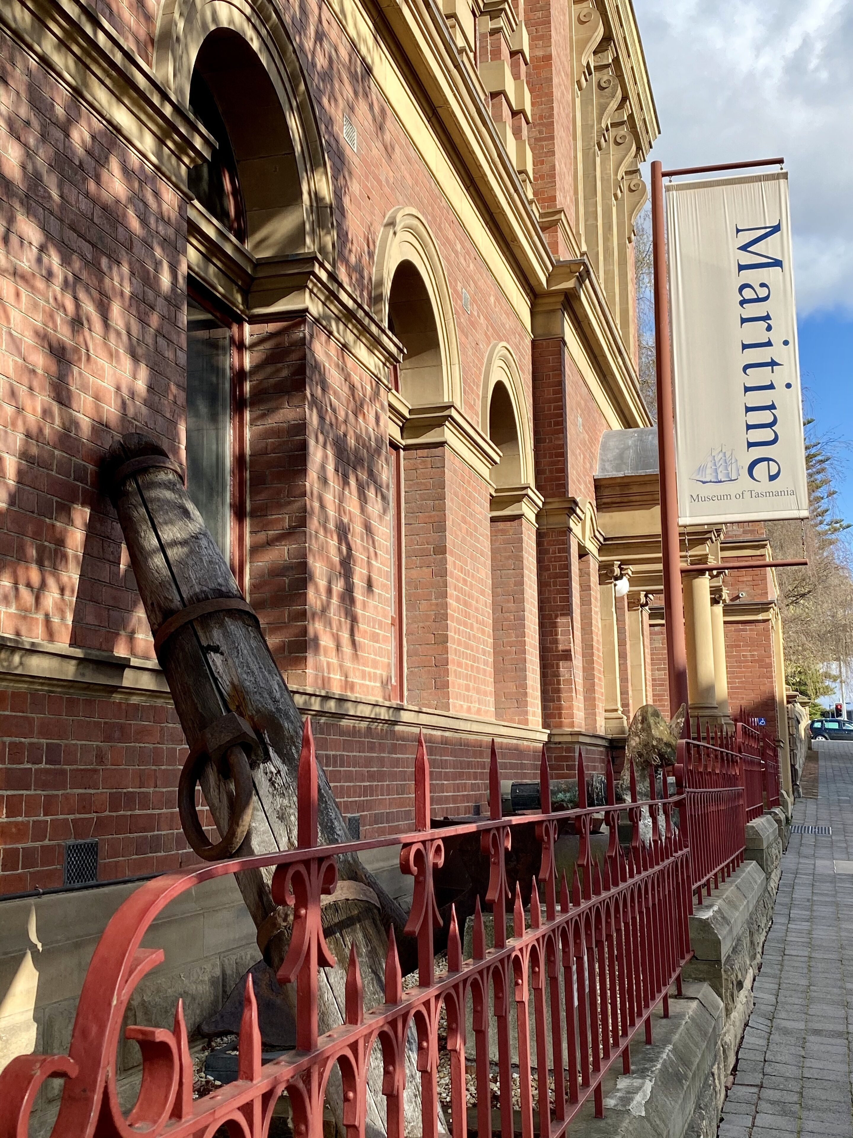 Un edificio de ladrillo con un gran letrero que dice 'Maritime Museum of Tasmania'.