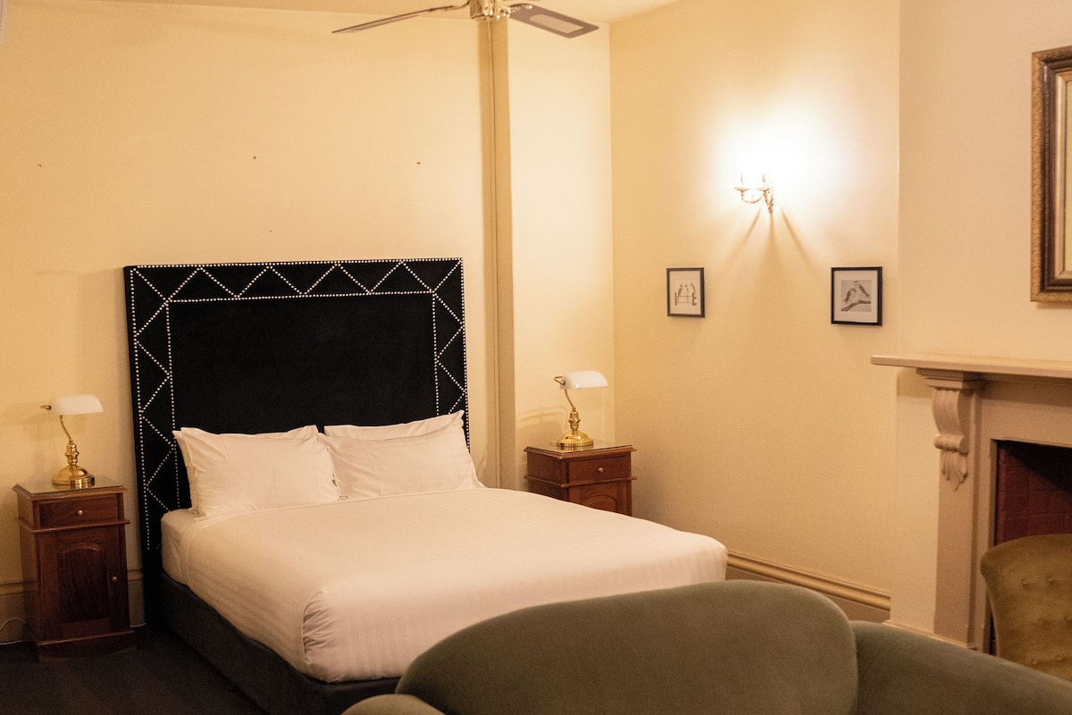 Economy kamer, 1 queensize bed met slaapbank | 1 slaapkamer, luxe beddengoed, individueel gedecoreerd
