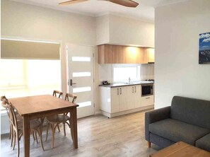 Großer Kühlschrank, Mikrowelle, Herdplatte