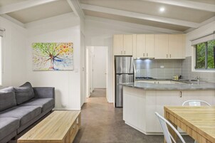 Refrigerador con freezer, microondas, placa de cocina, cafetera/tetera