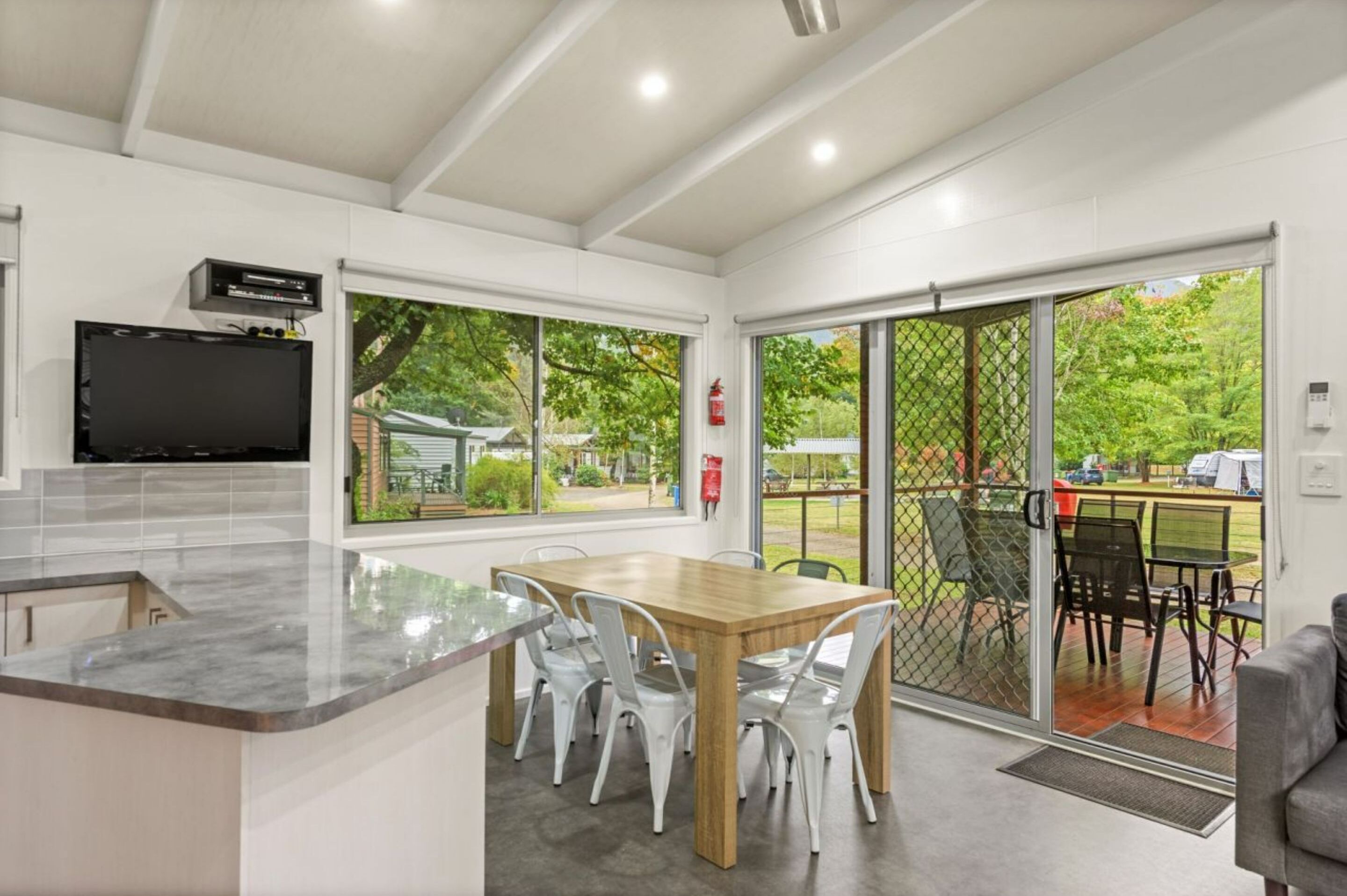 高級小屋 | 起居區 | 平面電視、 DVD 播放機、乒乓球