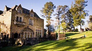 A historic stone building with arched windows and a sign that reads "WATFORD". - Eltham Retreat Guest House (Eltham)