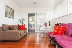 Three Bedroom House | Executive lounge - Eltham Retreat Guest House (Eltham)