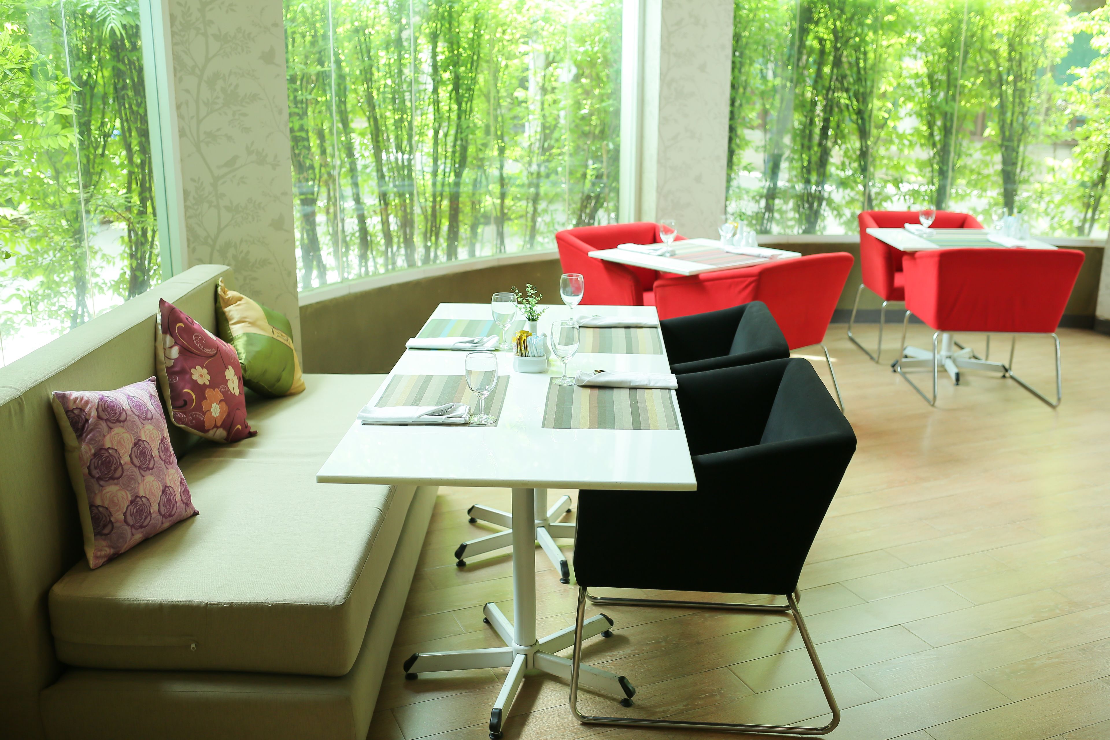 2 restaurants, breakfast, lunch, dinner served; thai cuisine