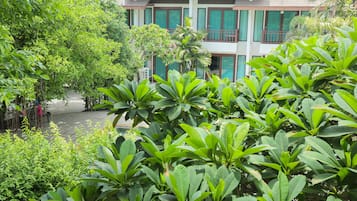 Deluxe Balcony King Bed | Vue sur le jardin