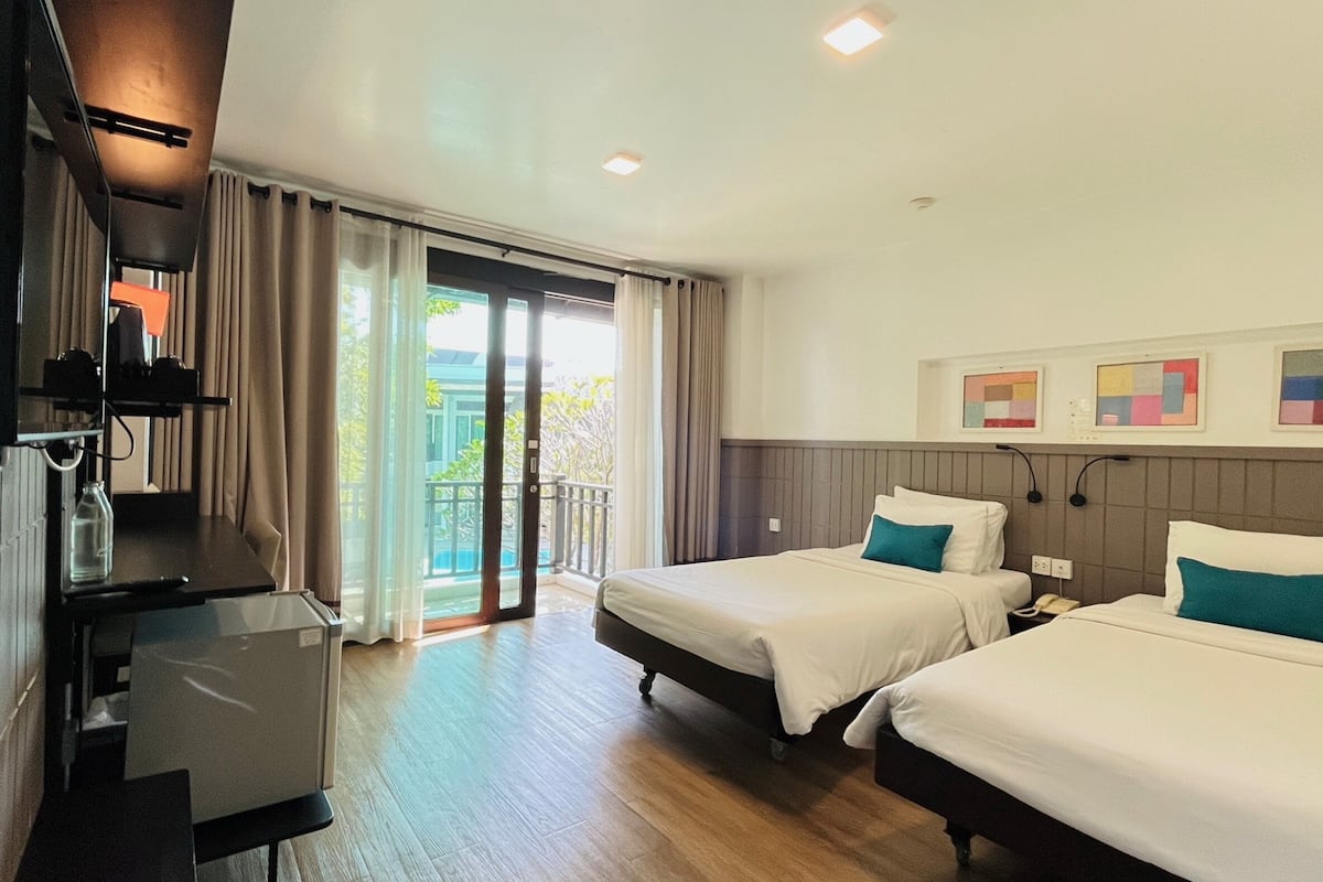 deluxe twin room with balcony | premium bedding, minibar, in-room safe, desk