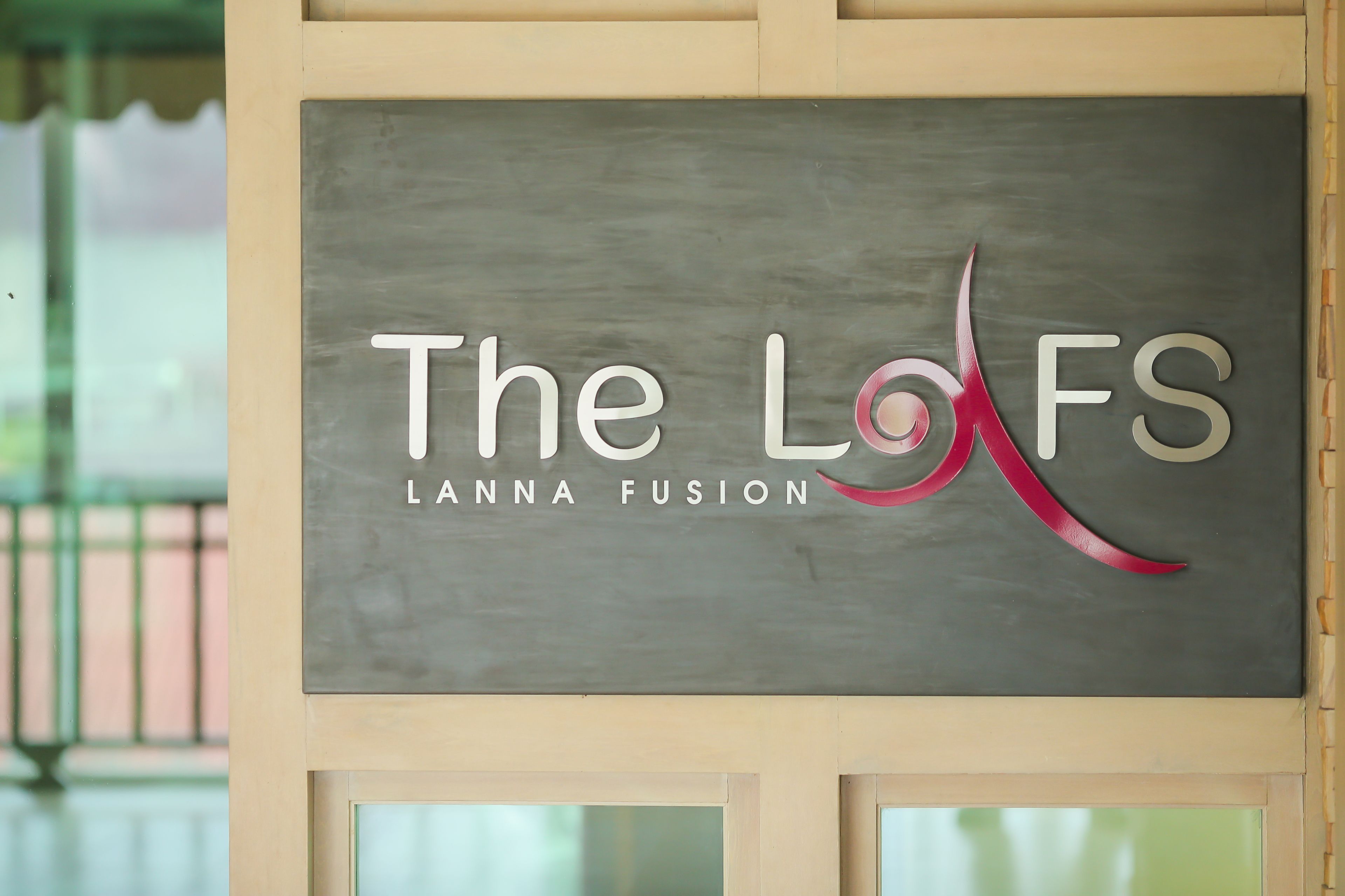 2 restaurants, breakfast, lunch, dinner served; thai cuisine