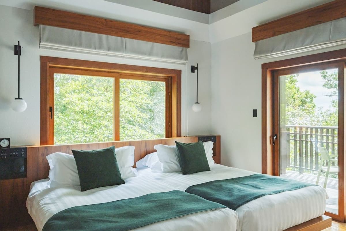Bộ đồ giường cao cấp, chăn bông, minibar với thức uống miễn phí