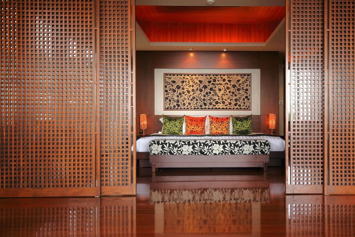 Premium bedding, down duvets, free minibar, in-room safe