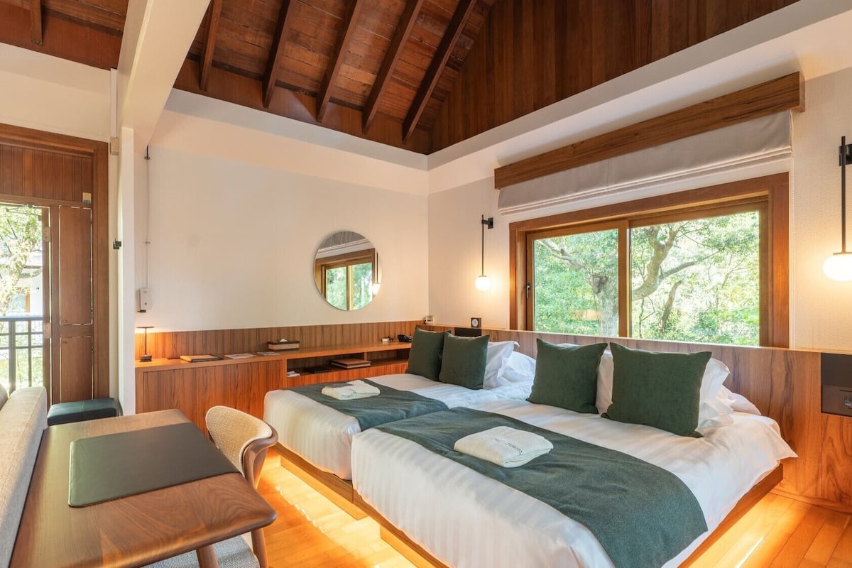 Premium bedding, down duvets, free minibar, in-room safe
