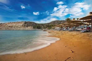 Plage privée, chaises longues, parasols