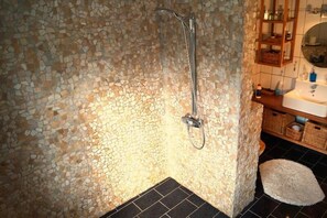 Dusche im Bad