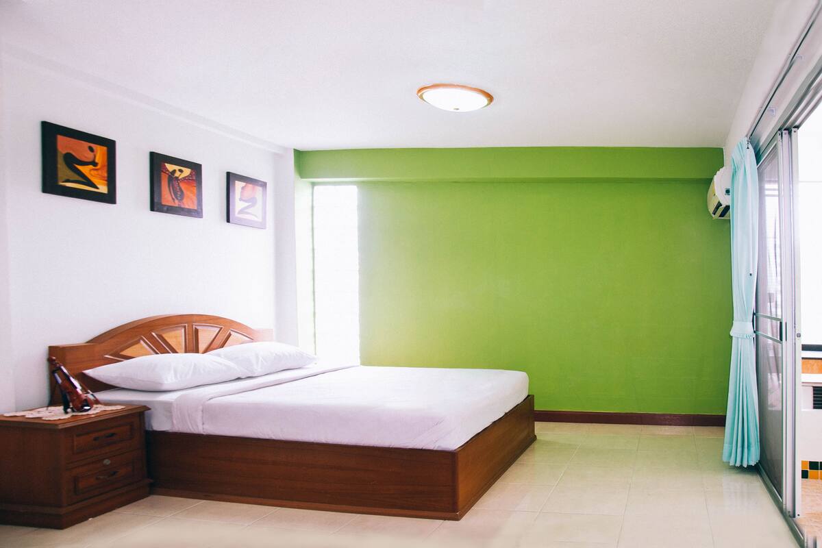 Desk, WiFi (free), bed sheets