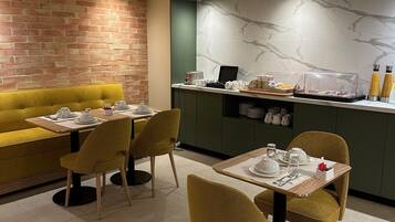 Petit déjeuner buffet (14 EUR par personne)