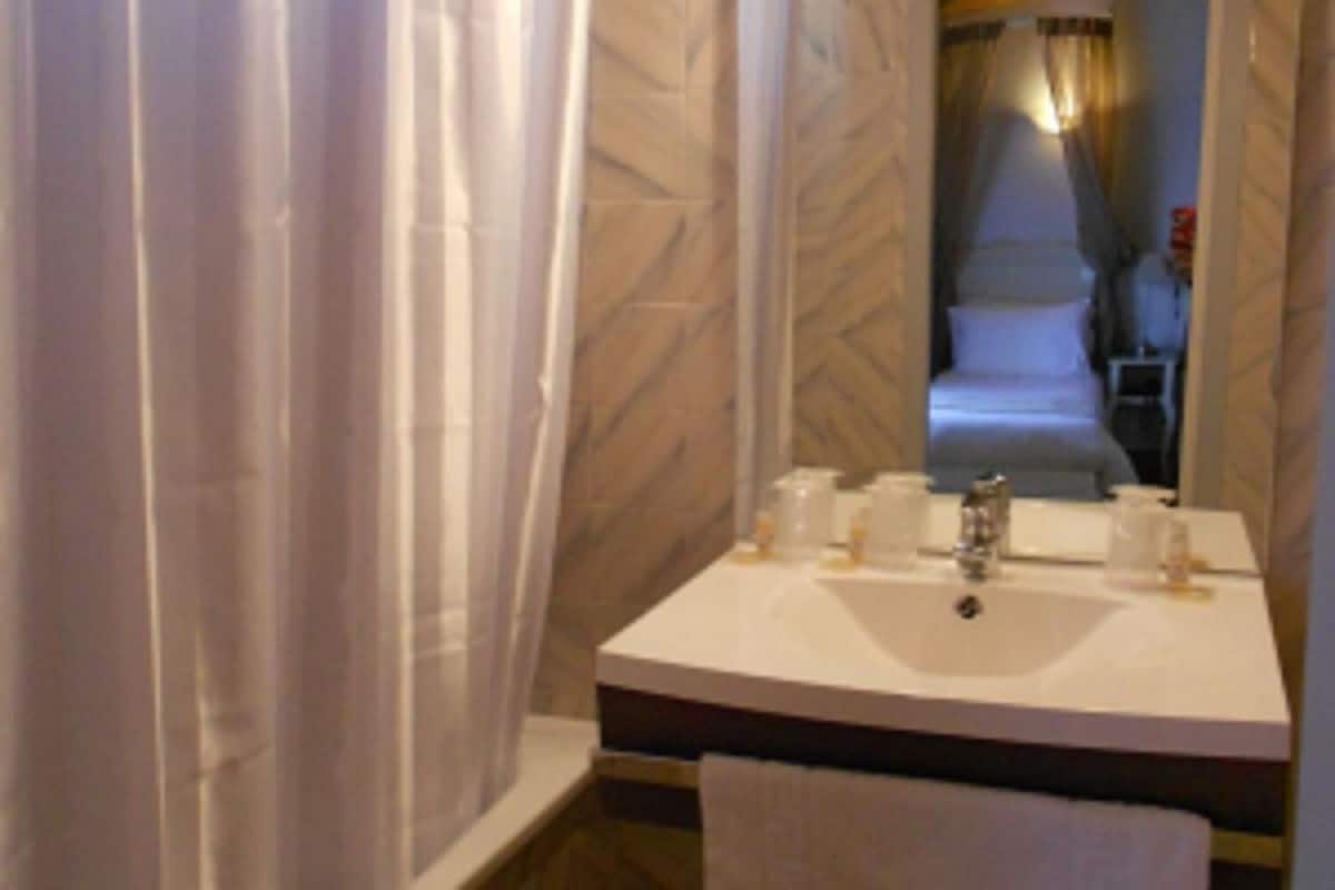 Badezimmer | Dusche, kostenlose Toilettenartikel, Haartrockner, Handtücher