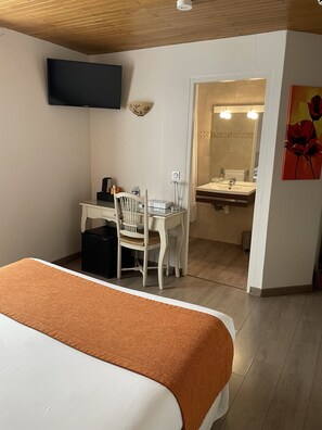 Classic Double Room | Premium bedding, minibar, in-room safe, desk