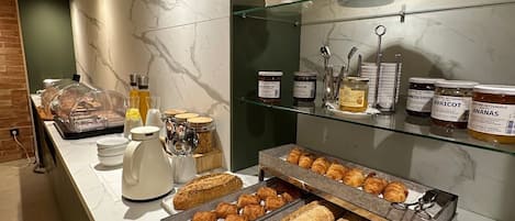 Petit déjeuner buffet (14 EUR par personne)