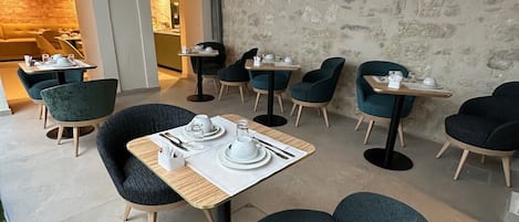 Tägliches Frühstücksbuffet (14 EUR pro Person)