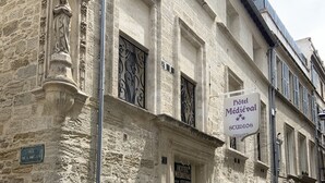 A stone building with a sign for 'Hotel Medieval Studios'. - Hôtel Médieval (Avignon)