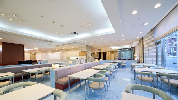 A modern restaurant with a long counter, booths, and individual tables. - Hotel Hokke Club Hakodate (Hakodate)