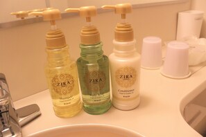 Combined shower/bathtub, free toiletries, hair dryer, slippers