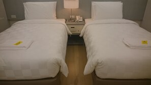 Värdeförvaringsskåp på rummet, skrivbord och arbetsyta för laptop