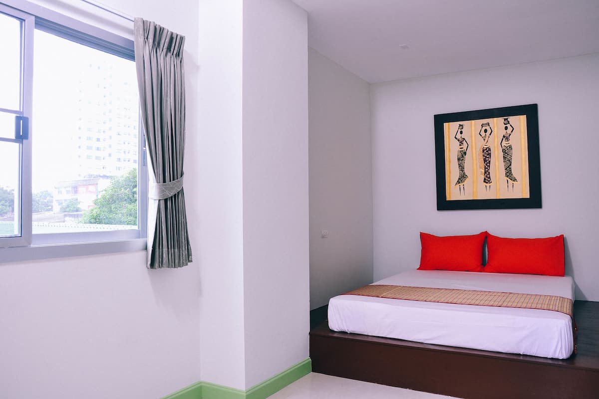 Desk, free WiFi, bed sheets