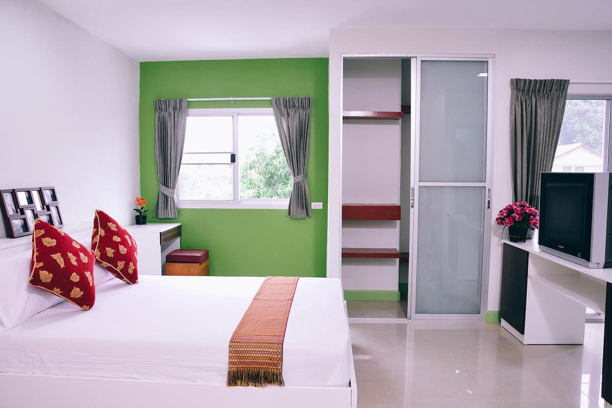 Desk, free WiFi, bed sheets