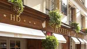 A hotel facade with the sign "HOTEL DU DANUBE" and the initials "HD" above the entrance. - Hotel du Danube Saint Germain (Paris)